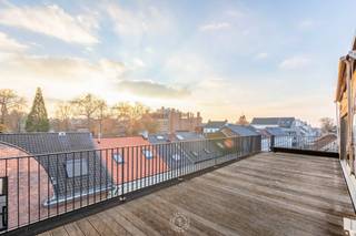 Dit dakappartement bevindt zich op de vierde verdieping van een appartementsgebouw met lift, gelegen in een zijstraat van de Stationsstraat...