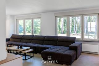 Voor meer info en foto’s, surf naar www.swevers.be – Deze ruime open bebouwing in de Sint-Bernardusstraat in Hechtel-Eksel biedt een unieke combinatie van comfort, moderne technieken en uitzonderlijk veel buitenruimte op een perceel van meer dan 1 hectare. De woning werd grondig vernieuwd in 2020 en beschikt over een bewoonbare oppervlakte van ca. 382 m². Dankzij de praktische indeling, zes slaapkamers en de volledig onderkelderde woning is dit een ideale thuis voor grote gezinnen, zelfstandigen of liefhebbers van ruimte en rust.<br />De lichtrijke leefruimte van ca. 50 m² sluit mooi aan op de ruime keuken van 28,53 m² met kwalitatieve toestellen, waaronder twee grote koelkasten, een teriyaki plaat, een Quooker kraan, inbouwkasten,… . Op het gelijkvloers bevinden zich verder de masterbedroom met ensuite dressing en badkamer let dubbele douche, aparte wasruimte en een ruime aansluitende garage van 38 m². Op de verdieping zijn nog vijf volwaardige slaapkamers en een extra badkamer aanwezig.<br />De woning is uitgerust met domotica, zonnepanelen, stormdak en drijfkracht, ideaal voor een elektrische laadpaal of zwaardere machines. De volledige kelder van ca. 92 m², zolderruimte en meerdere bergingen zorgen voor bijzonder veel opslagmogelijkheden. Daarnaast beschikt het perceel over een vrijstaande hangar van ca. 130 m² met elektriciteit en warm water, ideaal voor opslag, hobby’s of paardenstallen.<br />Buiten geniet u van een zuidgericht terras en een enorm perceel waar rust, privacy en buitenleven centraal staan. Bovendien worden quasi alle aanwezige roerende goederen mee verkocht, uitgezonderd de bedden.<br />Rustig gelegen in een groene omgeving en toch vlot bereikbaar nabij scholen, winkels, openbaar vervoer en invalswegen. Voor meer informatie, bel 011 255 155. Bron bewoonbare oppervlakte: EPC – verslag.