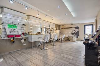 <p>✨ <strong>Dé Perfecte Locatie voor Jouw Succes!</strong> ✨</p>
<p>Ben jij op zoek naar een <strong>uitzonderlijk handelspand</strong> op een <strong>zichtlocatie met veel passage</strong>? Dit prachtige en <strong>instapklare pand</strong> in het bruisende Koersel biedt een unieke kans voor ondernemers die willen groeien!</p>
<p><strong>Topligging</strong> met maximale zichtbaarheid en vlotte bereikbaarheid<br /><strong>Ruime & flexibele indeling</strong>, perfect voor winkel, kantoor, showroom of horeca<br /><strong>Moderne en stijlvolle afwerking</strong>, direct klaar voor gebruik<br /><strong>Veel natuurlijke lichtinval</strong> voor een aangename sfeer<br /><strong>Voldoende parkeergelegenheid</strong> in de buurt voor klanten en personeel</p>
<p>Dit pand ademt <strong>uitstraling, klasse en potentieel</strong> – de perfecte basis voor een succesvolle onderneming. Of je nu een <strong>trendy boetiek, hippe horecazaak, modern kantoor of exclusieve showroom</strong> wilt starten, hier kan het allemaal!</p>
<p><strong>Een unieke kans die je niet mag missen!</strong></p>
<p><strong>Maak snel een afspraak voor een bezichtiging en ontdek zelf de mogelijkheden van dit geweldige pand.</strong></p>