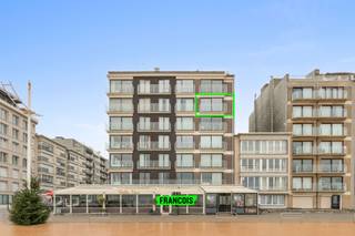 Sint-Idesbald is gekend als de familiebestemming aan zee, waar iedereen zijn gading vindt. Het appartement bevindt zich op het vijfde verdiep van het gebouw BELLE VUE, ter hoogte van het info centrum van de Dienst voor Toerisme. Het gebouw Belle Vue heeft in 2017 een grondige gevelrenovatie ondergaan en is zo goed als nieuw ! Het appartement zelf is eveneens in 2017 met heel veel smaak gerenoveerd en biedt alle comfort. Luxueuze afwerking. Dankzij een breed venster ( tot op de grond ) biedt het appartement een verbluffend panoramisch zicht op het wijdse strand en op de spectaculaire zee. Het appartement geniet een top ligging op wandelafstand van het leuke winkelcentrum van Sint-Idesbald zeilclub de KYC.