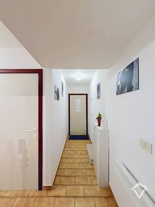 Dit instapklaar gemeubeld appartement met een oppervlakte van +/- 80m2 in Middelkerke biedt een lateraal zeezicht vanuit de woonkamer. Het appartement beschikt over een EPC-B, conforme elektrische installatie en is beschikbaar vanaf 1/11/2026.<br /><br />op 8 km van Oostende, 50 m van de dijk, 200 m van het casino en op een steenworp afstand van alle voorzieningen (bakkerij, buurtwinkel, slagerij, apotheek, ...) de indeling is als volgt:<br />inkomhal met vestiaire en apart toilet - woonkamer - keuken - berging - 2 slaapkamers - Badkamer (bad en douche).<br /><br />Er is ook een kelder en fietsenberging aanwezig.<br /><br />Maandelijkse huur van € 890<br />lasten voor syndicus & privéwater € 100