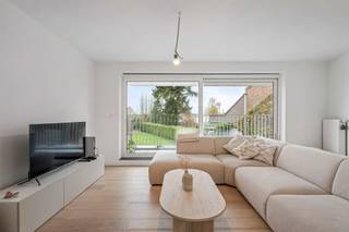 <p>Cet immeuble de petite taille, composé de seulement quatre appartements dont trois sont encore disponibles, offre une combinaison exceptionnelle de tranquillité, de performance énergétique et d’excellente accessibilité. Grâce à son excellent certificat PEB A+ et à ses très faibles charges communes, il constitue une opportunité idéale tant pour y vivre que pour investir.</p><p>L’appartement se compose d’un hall d’entrée, d’un séjour avec cuisine ouverte donnant accès à la terrasse, de deux chambres, d’un espace de rangement, d’une salle de bains et d’une toilette séparée.</p><p>L’immeuble dispose également d’un local à vélos, d’une cave et d’un local poubelles. Les emplacements de parking et les caves privatives peuvent être achetés séparément. Situé dans une rue calme, à proximité de toutes les commodités et à deux pas du ring ainsi que de Bruxelles, il bénéficie d’une mobilité optimale.</p><p>Tous les appartements sont actuellement loués et offrent un rendement intéressant. Les frais de raccordement sont à la charge de l’acheteur et l’achat est soumis au régime TVA de 21 %. Ce bien est idéal pour un investissement sans souci (+/- rendement de 4%) ou comme lieu de vie paisible.</p><p>Interessé? Contactez Morgane via morgane@woonvast.be ou au 0498 60 61 75.</p>