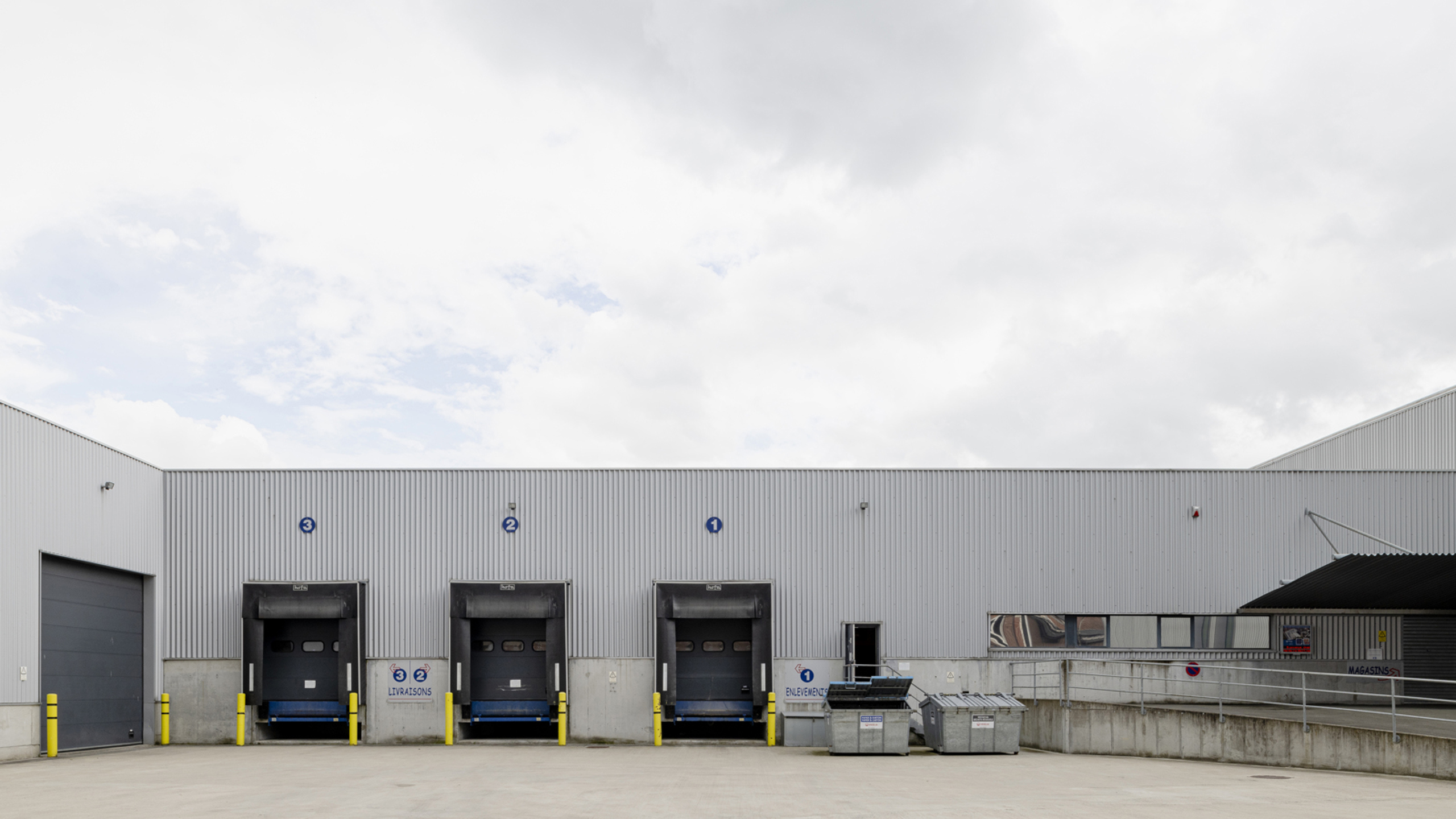 Logistiek : 5.000m² magazijnen met loskades en kantoren - foto 2