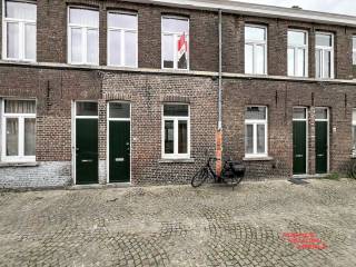 Deze charmante woning in Brugge biedt een perfecte combinatie van comfort en praktische leefruimte. De woning beschikt over 2 ruime slaapkamers...