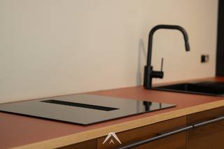 <p>Deze <strong>grondig gerenoveerde woning</strong> is gelegen in de Stasegemsestraat te Kortrijk, <strong>op wandelafstand van het stadscentrum, winkels, scholen en openbaar vervoer</strong>. Bij de renovatie ging bijzondere aandacht naar lichtinval, afwerking en een tijdloze, hedendaagse look. <br />Het resultaat is een energiezuinige, instapklare woning met karakter.</p>
<p>U komt binnen via de inkomhal, met toilet,<strong> wasplaats/berging en toegang tot de droge kelder</strong> — een indeling die meteen voor comfort zorgt. Van hieruit stroomt u door naar de <strong>open leefruimte, met living en aparte eetplaats</strong>. De lichtinval zorgt voor een warme, open sfeer doorheen de woning.</p>
<p>Aansluitend vindt u de<strong> volledig uitgeruste keuken</strong>, mooi geïntegreerd in de leefruimte en ingericht met oog voor kwaliteit en functionaliteit. Vanuit de leefruimte heeft u rechtstreeks toegang tot de <strong>buitenruimte met tuinberging,</strong> een fijne plek om buiten te vertoeven of extra spullen op te bergen.</p>
<p>Een trap brengt u naar de eerste verdieping, waar een ruime slaapkamer is voorzien, samen met een stijlvolle badkamer met dubbel lavabo, toilet en inloopdouche.</p>
<p>Op de tweede verdieping tot slot vindt u nog twee bijkomende slaapkamers, waarvan één met mezzanine.</p>
<p><strong>Troeven op een rij:</strong></p>
<p>✅ Grondig gerenoveerd en instapklaar<br />✅ Open leefruimte met living en eetplaats<br />✅ Uitgeruste keuken<br />✅ Wasplaats/berging en droge kelder<br />✅ 3 slaapkamers, waarvan 1 met mezzanine<br />✅ Stijlvolle badkamer met dubbel lavabo, toilet en inloopdouche<br />✅ Buitenruimte met tuinberging<br />✅ Uitstekende ligging in Kortrijk</p>
<p>Bent u op zoek naar een sfeervolle, gerenoveerde woning met karakter? <br />Neem dan gerust contact op voor meer informatie over de bezoekmogelijkheden.</p>