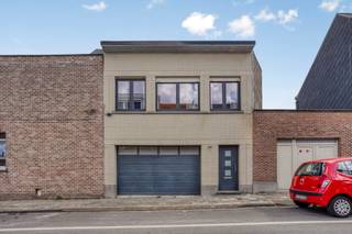 <strong>Instapklare bel-etage met royale garage in Vilvoorde</strong><br /><br /><br />Aan de Blaesenbergstraat 65 ontdek je een woning die meer biedt dan je zou verwachten. Met een totale oppervlakte van 242m² en 122m² bewoonbare ruimte, vind je hier een instapklare bel-etage waar comfort en mogelijkheden samenkomen.<br /><br />Op het <strong>gelijkvloers </strong>springt vooral de gigantische garage in het oog, met daarachter een ruime berging. Ideaal voor wie nood heeft aan extra opslag, een atelier of een plek om je hobby’s alle ruimte te geven.<br /><br />De <strong>eerste verdieping</strong> vormt het hart van de woning: een lichte woonkamer waar je je meteen thuis voelt, een praktische keuken en een handige berging. Verder zijn er drie slaapkamers die zich vlot laten invullen als master, kinderkamer of bureau. De badkamer met douche maakt het geheel compleet.<br /><br />Een tuin ontbreekt, maar de strategische ligging maakt veel goed. Je woont hier rustig en toch vlakbij het bruisende centrum van Vilvoorde, met winkels, scholen en openbaar vervoer binnen handbereik.<br /><br />Een woning die klaarstaat voor een nieuw hoofdstuk, plan je bezoek via onze website, of contacteer Luisa: 0498 88 81 70 of luisa.simonian@living-stone.be. Tot snel!