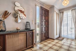 Deze rustig gelegen halfopen woning bevindt zich in het aangename Lembeek, nabij winkels, scholen, openbaar vervoer en met een vlotte verbinding naar de belangrijkste invalswegen. Dankzij de rustige ligging, de ruime tuin en de praktische indeling vormt deze woning een ideale thuis voor gezinnen. We betreden de woning via de inkomhal met apart toilet en wandelen verder naar de eetkamer. Aansluitend bevindt zich de leefruimte die in verbinding staat met de veranda. De deels uitgeruste keuken sluit aan bij de leefruimtes. Zowel vanuit de veranda als vanuit de keuken is er toegang tot de tuin, waar u in alle rust kan genieten van het buitenleven. Op de eerste verdieping treffen we drie slaapkamers en een badkamer uitgerust met een douche, lavabo en toilet. Verder beschikt de woning over een ruime kelder die voorziet in heel wat opbergruimte, alsook een opbergzolder. Tot slot beschikt de woning over een ruime oprit met parkeermogelijkheid voor meerdere wagens en een aparte garage voorzien van een elektrische poort, wat zorgt voor extra comfort en gebruiksgemak. Deze halfopen woning combineert ruimte, rust en praktische troeven en vormt daardoor de ideale thuis voor gezinnen die op zoek zijn naar aangenaam wonen in Lembeek.