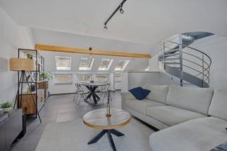 In een rustige straat van Sint-Truiden, op wandelafstand van het centrum vinden we dit charmante en verrassend ruime appartement terug. De indeling...