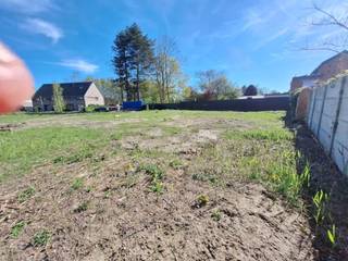 Bouwgrond (544 m2) voor halfopen bebouwing in Rootputhof aan de stadsrand van Sint-Niklaas. De koop omvat, naast de bouwgrond, een...