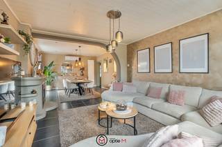 OP EEN PERCEEL VAN 435 M², GELEGEN AAN DE LUMMENSE KIEZEL 15, BEVINDT ZICH DEZE GERENOVEERDE WONING TE KOOP IN HASSELT.Je woont hier op een vlot...