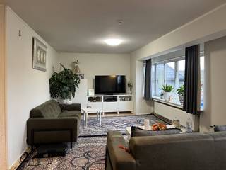 OOSTENDE - CENTRUM MARIAKERKE - OPEN ZICHT<br /><br />* TE HUUR<br />Instapklaar appartement gelegen op de 2ev (geen lift) van een klein gebouwencomplex., inbegrepen een garage met oprit.<br /><br />* INDELING: <br />Inkom appartement, afzonderlijk toilet, lichtrijke woonkamer met open zicht op het Mariakerkeplein, afzonderlijke ingerichte keuken met balkon, badkamer met plaats voor wasmachine en droogkast, terras aan de achtergevel, slaapkamer 1 gelegen aan de voorgevel, slaapkamer 2 gelegen aan de achtergevel, individuele garage met staanplaats op oprit.<br /><br />* LASTEN EN KOSTEN GEBOUW <br />10€ /maand <br /><br />* PROFIEL HUURDER<br />Voorkeur naar een koppel<br />geen rokers - max 3 personen <br />Rustig profiel van huurders gezocht<br /><br />* DIVERSEN <br />Appartement momenteel nog verhuurd<br />Badkamer wordt in maart volledig vernieuwd en voorzien van een instapdouche<br />Geen lift<br />Onderhoud cv ketel inbegrepen<br />Energielabel C