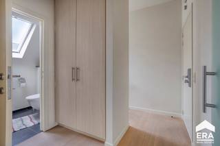 <span><span><span>Op zoek naar wooncomfort met alle troeven binnen handbereik? Deze <strong>exclusieve penthouse</strong> van maar liefst <strong>220 m²</strong> combineert ruimte, licht en luxe. De eigendom bevindt zich op een <strong>centrale ligging</strong> op wandelafstand van verschillende horecazaken, winkels en scholen., alsook een snelle toegang naar belangrijke verbindingswegen.<br /><br /><strong><u>Troeven:</u></strong></span></span></span>
<ul><li><span><span><span><span>3 volwaardige slaapkamers</span></span></span></span></li><li><span><span><span><span>Gunstig EPC B-label</span></span></span></span></li><li><span><span><span><span>Groot zonnig terras</span></span></span></span></li><li><span><span><span><span>Mogelijkheid tot huren van een garagebox</span></span></span></span></li></ul>
<br /><span><span><strong><span>Een zeldzame kans voor wie ruimte, licht en ligging wil combineren.</span></strong><span> Ideaal voor gezinnen, mensen die thuiswerken of gewoon houden van comfort in de stad!</span></span></span><br /><br />