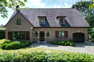 <strong>VERKOOP MET INSTELPRIJS: ontdek de troeven van deze villa tijdens een van de bezoekdagen op 25 juni, 29 juni of 1 juli (enkel op afspraak) </strong><br /><br />Deze ruime en instapklare woning bevindt zich in een gegeerde residentiële buurt op wandelafstand van het centrum van Heusden. Deze rustige en aangename deelgemeente van Destelbergen staat bekend om haar groene omgeving en gunstige ligging op korte afstand van Gent. <br /><br />Op een mooie perceel van 1.630 m² geniet u van optimale privacy, een zonnige tuin met zuidwestelijke oriëntatie en een aangenaam wooncomfort. <br /><br />Bij het binnenkomen wordt u verwelkomd in een ruime inkomhal met gastentoilet en praktische berging met vestiaire. Het gelijkvloers biedt een royale leefruimte met gezellige houthaard en een volledig uitgeruste keuken. Aansluitend vindt u een bijkeuken, een kelder en een inpandige garage. <br /><br />Op de eerste verdieping vind je vier ruime slaapkamers, twee badkamers en een bureauruimte. De master bedroom beschikt over een en-suite badkamer met ligbad, douche, toilet en twee lavabo’s, evenals een dressing. De zolderverdieping biedt extra opslagruimte of mogelijkheden voor uitbreiding. <br /><br />De volledig aangelegde tuin omvat 2 terrassen en een ruime tuinberging die perfect als hobbyruimte kan worden ingericht. De oprit biedt plaats voor meerdere wagens. <br /><br />Voor meer info over de verkoopprocedure, verwijzen wij naar onze website.