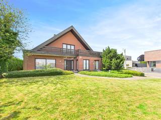 <p><span>In het centrum van Brustem, op een centrale locatie aan de Vliegveldlaan, vinden we deze zeer ruime gezinswoning met bureelruimte voor een vrij beroep. </span></p><p><span>Alle nodige voorzieningen zijn in de onmiddellijke nabijheid gelegen. Zo vinden we verschillende supermarkten, horeca, bakker, … allemaal op fietsafstand. </span></p><p><span>Diverse kleuter- en basisscholen zijn op wandelafstand te bereiken. </span></p><p><span>Het centrum van Sint-Truiden ligt op slechts 3km.</span></p><p><span> </span></p><p><span>De woning werd gebouwd eind jaren ’70 en voorzien van hoogwaardige materialen. </span></p><p><span>Een grote kelder is verdeeld in een ruime garage en verschillende bergruimtes. De overige oppervlakte is voorzien van een kruipkelder, wat zeer functioneel is qua renovatiewerken. </span></p><p><span> </span></p><p><span>De bureauruimte op het gelijkvloers is toegankelijk via een aparte ingang aan de voorkant. Betreden doen we hier via de ontvangstruimte waarna we een apart kantoor met achtergelegen werkruimte vinden. Via de interne doorgang bereiken we de centrale inkomhal van de woning. Van hieruit is de trap naar het bovenverdiep bereikbaar alsook de keuken en woonkamer.</span></p><p><span>De ruime woonkamer geniet net zoals de gehele woning van een aangename lichtinval dankzij de grote ramen. De houtkachel maakt het extra gezellig tijdens de wintermaanden. De eetkamer geeft uit op de veranda. In de veranda en de bureauruimte werden er airco’s voorzien die zowel verwarmen als koelen. De ruime keuken is zeer praktisch ingericht en biedt voldoende werkruimte. Naast de keuken is er nog een handige berging gelegen. </span></p><p><span> </span></p><p><span>De vier ruime slaapkamers vinden we terug op de eerste verdieping waar ook de badkamer is gelegen. Deze is uitgerust met een toilet, ligbad en meubel met dubbele lavabo. Via een luik in de berging kan de zolder, die nog bijkomende opbergruimte biedt, bereikt worden. </span></p><p><span> </span></p><p><span>Op het terras en in de tuin is er van de namiddag tot de late avond zon, waardoor het hier heerlijk vertoeven is na een drukke werkdag. De tuin is volledig aangelegd met diverse beplantingen om zoveel mogelijk privacy te bekomen.</span></p><p><span> </span></p><p><span>Indien de burelen op het gelijkvloers worden gerenoveerd leent deze woning zich ook optimaal als kangoeroewoning.</span></p><p><span> </span></p><p><span>Pluspunten:</span></p><p><span>- mogelijkheid tot vrij beroep/kangoeroewoning</span></p><p><span>- 4 slaapkamers</span></p><p><span>- zeer ruime kelder</span></p><p><span> </span></p><p><span>De vermelde bewoonbare oppervlakte is de netto-oppervlakte van de woning met uitzondering van de kelder en zolder.</span></p>