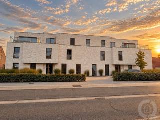 <strong>Energie neutrale nieuwbouw penthouse met 2 slaapkamers binnen residentie Belisa gelegen in het centrum van Munsterbilzen.</strong><br /><br /><span><strong>indeling</strong></span><br />+ Open leefruimte met veel lichtinval<br />+ Volledig geïnstalleerde open keuken met keukeneiland<br />+ Apart toilet<br />+ Badkamer met inloopdouche en badkamermeubel met dubbele lavabo en spiegelkast<br />+ Slaapkamer 1<br />+ Slaapkamer 2<br />+ Maar liefst 2 terrassen ter hoogte van de leefruimte en keuken. Eentje van 13 m² en de andere is 16 m².<br />+ Berging / wasplaats<br /><br /><span><strong>Energie &amp; technieken </strong></span><br />+ EPC: 8 kWh/m²/jaar - Label A met UC: 2022116296<br />+ Centrale verwarming via vloerverwarming op basis van een lucht-water warmtepomp.<br />+ Airco / inverter aanwezig.<br />+ Extra zonnepanelen voorzien voor een verhoogd wooncomfort.<br />+ Balansventilatie systeemtype D met warmterecuperatie.<br /><br /><span><strong>Extra troeven</strong></span><br />+ Autostaanplaats en tuinberging inbegrepen in de huurprijs.<br />+ Afwerking in kwalitatief hoogstaande materialen.<br />+ Appartement is recentelijk volledig geschilderd, overal zijn er lamellen voorzien en lichtarmaturen.<br /><br /><em>Het nieuwbouwproject heeft een zeer centrale ligging (tussen Bilzen, Hasselt, Genk en Maastricht), op wandelafstand van alle winkels, scholen, openbaar vervoer en het beschikt tevens over een goede bereikbaarheid naar het op - en afrittencomplex van de E313 en E314.</em>