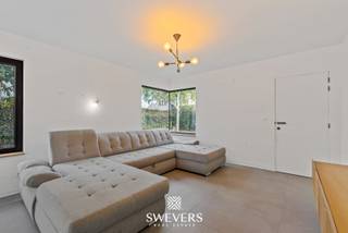 Interesse? Meer informatie op www.SWEVERS.be. - In de Jeugdstraat in Hasselt staat een volledig gerenoveerde halfopen woning die in 2023-2024...
