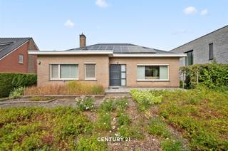 <p><span><strong>Ruime bungalow met 3 slaapkamers op 7a 50ca in gegeerde wijk “Steyveld”</strong></span></p><p>Op een rustige en kindvriendelijke locatie in de residentiële en gegeerde wijk <strong>“Steyveld”</strong> bevindt zich deze vrijstaande bungalow met <strong>3 slaapkamers</strong>, een bewoonbare oppervlakte van ca. <strong>143 m²</strong> en een perceel van <strong>7a 50ca</strong>.</p><p>De woning is <strong>dadelijk bewoonbaar</strong> en biedt tegelijk heel wat potentieel om ze verder te moderniseren en volledig naar eigen smaak in te richten. Dankzij de open bebouwing, het mooie perceel en de praktische indeling vormt dit een interessante opportuniteit voor wie comfortabel en rustig wil wonen in de groene rand rond Leuven. De woning beschikt onder meer over <strong>zonnepanelen, elektrische screens, een kelder, bergzolder, garage</strong> en een <strong>vergunde veranda</strong>, die zorgt voor extra leefruimte en een aangenaam contact met de tuin. Het perceel heeft een <strong>noordoostelijke oriëntatie</strong>.</p><p>De ligging is een belangrijke troef. U woont hier in een aangename omgeving op slechts een <strong>6-tal kilometer van Leuven</strong>, met een vlotte verbinding naar de <strong>oprit van de E314</strong>. Bushaltes bevinden zich vlakbij en de dorpskern van <strong>Linden</strong> ligt op fietsafstand, met scholen, winkels en andere dagelijkse voorzieningen binnen handbereik.</p><p>Deze woning is ideaal voor wie gelijkvloers wil wonen en tegelijk ruimte, bereikbaarheid en een rustige woonomgeving belangrijk vindt. <strong>Bel of mail ons voor uw afspraak op 016 229 228 of </strong><strong>office@connect-immo.be</strong><strong> </strong></p><p>EPC: 233 kWh/m² - UC: 3862645 - Label B</p><p>Wp-Gvkr-Vvg-Gdv</p>