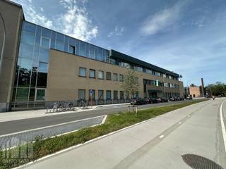 Functioneel kantoorgebouw met een totale oppervlakte van +/- 2.700 m² op een perceel van 1.344 m². Ideaal voor bedrijven, opleidingscentra of organisaties die op zoek zijn naar een representatieve en efficiënte werkomgeving. Het kantoorgebouw is praktisch en functioneel ingedeeld. Het gelijkvloers omvat een verzorgde inkomhal met onthaal, traphal met lift, sanitair en enkele vergaderzalen. Verder beschikt het gebouw op de verdiepingen over meerdere afzonderlijke kantoren, sanitair (m/v), diverse vergaderzalen alsook ruime leslokalen. Aanvullend zijn er een archiefruimtes, een fietsenberging en een ondergrondse parking met maar liefst 36 parkeerplaatsen.<br /><br />De ligging langs de Guido Gezellelaan in Roeselare vormt een extra troef. Op korte afstand van het stadscentrum en het station geniet u van een uitstekende bereikbaarheid dankzij de directe aansluiting op de R32 en de N32, met vlotte verbindingen naar de omliggende gemeenten. Ook de op- en afritten van de E403 bevinden zich vlakbij, waardoor zowel Brugge als Kortrijk snel bereikbaar zijn.<br /><br />Deze strategische locatie maakt het pand bijzonder interessant voor ondernemingen die een vlotte bereikbaarheid voor medewerkers, klanten en bezoekers hoog in het vaandel dragen.<br /><br />Contacteer PANORAMA B2B voor inlichtingen, plannen of een vrijblijvend plaatsbezoek via 0476 215 115.