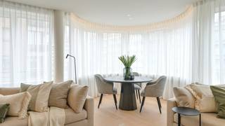 Op een goede ligging in het centrum van Knokke bevindt zich dit stijlvol gerenoveerd hoekappartement met drie volwaardige slaapkamers en een prachtig open zicht over de Lippenslaan. Winkels, het station en het strand bevinden zich op wandelafstand.<br /><br />Het appartement geniet van een hoogwaardige afwerking met parketvloeren en verfijnd maatwerk in zowel de leefruimte als de slaapkamers. <br /><br />Indeling: inkomhal met vestiaire en gastentoilet, gevolgd door een bijzonder ruime en lichtrijke leefruimte. Dankzij de hoekligging en vele raampartijen geniet u hier van een aangenaam open zicht. Aansluitend bevindt zich de volledig ingerichte open keuken voorzien van hoogwaardige Miele-toestellen.<br /><br />Aan de achterzijde bevinden zich drie volwaardige slaapkamers met dubbel bed en ingemaakte kasten. Verder beschikt het appartement over twee badkamers met inloopdouche, lavabo en toilet, waarvan één ensuite bij de master bedroom. Een praktische berging/wasplaats maken het geheel compleet.<br /><br />Mogelijkheid tot aankoop van een garagebox in de residentie. Privatieve kelderberging en gemeenschappelijke fietsenstalling in het gebouw zijn inbegrepen.<br /><br />Bezoeken graag na afspraak met Willem Cauwels: 050/89 27 70.