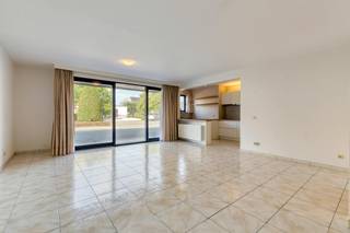 Wie zoekt naar het comfort van gelijkvloers wonen op een centrale en levendige locatie in Oostkamp, vindt in de Rustoordstraat een uitstekende eigendom. Dit appartement combineert een ligging midden in het centrum met een verrassend ruime indeling, een zonnige tuin en de mogelijkheid tot het aankopen van een private garagebox.<br /><br />In de royale leefruimte staat het nuttige volume centraal. U richt de kamer gemakkelijk in met zowel een ruime zithoek als een eethoek. De moderne open keuken (reeds vernieuwd) maakt direct deel uit van de leefruimte en is efficiënt ingericht voor optimaal dagelijks gebruiksgemak.<br /><br />Het appartement beschikt over 2 volwaardige slaapkamers. Daarnaast is er een handige extra kamer aanwezig die flexibel in te zetten is als thuiskantoor, dressing of hobbyruimte. De badkamer is uitgerust voor optimaal comfort en in de inkomhal bevindt zich een afzonderlijk gastentoilet.<br /><br />Een van de grote pluspunten van dit appartement is de directe toegang tot het terras en de aansluitende tuin. Dit biedt een mooie buitenruimte midden in de gemeente, ideaal om buiten te eten of te ontspannen. De optie om een private garagebox aan te kopen zorgt bovendien voor gegarandeerde parkeergelegenheid en nuttige opbergruimte voor fietsen en materiaal.<br /><br />De ligging langs de Rustoordstraat betekent dat alle dagelijkse voorzieningen vlakbij zijn. Supermarkten, lokale winkels, horeca, scholen en openbaar vervoer liggen allemaal op wandelafstand. Daarnaast garandeert de snelle aansluiting op de E40 en E403 een uitstekende bereikbaarheid richting Brugge, Gent en de kust. Een praktische en centrale uitvalsbasis voor wie ruim wil wonen in het hart van Oostkamp.<br /><br />De eigendom wordt aangeboden via de Power-sale formule. Van 15/09/2026 om 17:00 tot 09/10/2026 om 18:00 kan u het appartement op afspraak komen bezichtigen en een bod uitbrengen. De vermelde prijs is een instelprijs. Voor meer info, gelieve contact op te nemen met de dossierverantwoordelijke.<br /><br />Bestuursmaatregelen in het maatregelenregister: nee