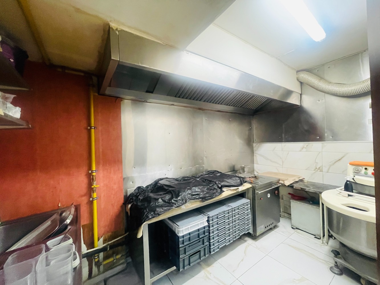 Brugge centrum  Smedenstraat  Ruim handelspand met woonst . Mooie huuropbrengst , verhuurd aan 2.200 euro per maand  6 % NETTO OPBRENGST - foto 4