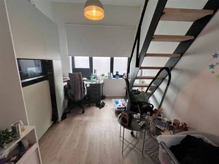 <p><span>*Visit to be requested at student@immolivit.be</span></p><p><span>** Only for students</span></p><p><span> </span></p><p><span>Furnished student room located in Onze-Lieve-Vrouwstraat 50, in the center of Leuven. The location is ideal: within walking distance of university campuses, bus stops, stores and other amenities.</span></p><p><span> </span></p><p><span>This room is part of a recently renovated student residence and is fully furnished including a desk, chair, closet and storage space. The room features a mezzanine, which provides additional living space and cleverly separates the sleeping and studying areas.</span></p><p><span> </span></p><p><span>The room has its own shower and sink. The toilet is shared with other students on the same floor. There is also a shared, fully equipped kitchen.</span></p><p><span> </span></p><p><span>The building is professionally managed and meets all current standards for student housing.</span></p><p><span> </span></p><p><span>The rent is 630 euros per month, excluding 130 euros flat fee for utilities.</span></p><p><span> </span></p><p><span>Available from 15/09.</span></p><p><span> </span></p><p><span>Interested? Contact us at student@immolivit.be to schedule a visit.</span></p>