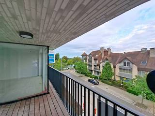 Snel instapklaar, gelegen nabij de Houtkaai<br /><br />App. 71/0101 is een <span><span>2 kamer appartement, gelegen op het eerste verdiep.<br />Ruime living, open keuken met eiland, toilet, berging, badkamer met inloopdouche en badkamermeubel met dubbele lavabo, 1 grote slaapkamer en 1 kleinere slaapkamer die ook als bureau of dressing gebruikt kan worden.<br />Ruim terras aan de voorzijde met zijzicht op de Houtkaai. <br />Zeer energiezuinig met geothermische warmtepomp, zonnepanelen, regenwatervoorziening en ventilatie D. Ondergrondse autostaanplaats bij te nemen en gelijkvloerse fietsenstalling voorzien. </span></span><br />GENIET VAN DE BTW-VERLAGING VAN 6 % EN BESPAAR TOT 50.000 EURO !!! <br /><span><span>Dit appartement zit in afwerkingsfase en je kan nog de keuken en het badkamermeubel kiezen. Snelle oplevering voorzien.<br />Gelegen in de nieuwe residentie Gerard David, op de hoek van Gerard Davidstraat en de Houtkaai in Christus-Koning. Zeer rustige, fietsvriendelijke omgeving, met uitstekende verbinding naar het centrum.</span></span><br /><br />De prijs is excl. btw en kosten.<br />Brochure via https://durabrik.immo/brugge-houtkaai.<br />Meer info of een vrijblijvend bezoek ? Contacteer je bouwadviseur Vincent Sohier op 0475/98.89.02. of mail naar vincent.sohier @durabrik.be<br /><br />* Afbeeldingen en opp. zijn indicatief.