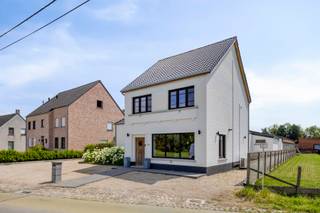 <p>Looking for a property where living and working can be perfectly combined? This renovated home in Rillaar offers space, comfort and numerous possibilities.</p>
<p>The house features a bright living area with open kitchen, a home office (ideal for remote work), and a bedroom with en-suite bathroom on the ground floor.</p>
<p>On the first floor, in addition to two bedrooms and a bathroom, there is a large multifunctional space of approximately 100 m², which can be further arranged according to your needs (extra bedrooms, hobby room, office, etc.). The attic has already been converted into a bedroom.</p>
<p>At the rear of the property, you will find a warehouse of approximately 140 m², ideal as a workspace, storage area or garage.</p>
<p><strong>Key features</strong></p>
<ul>
<li>Living area approx. 220 m²</li>
<li>4 bedrooms</li>
<li>Renovated between 2018 – 2022</li>
<li>Solar panels and air conditioning with heat pump</li>
<li>Additional development potential</li>
<li>Ideal for self-employed activities</li>
</ul>
<p>A unique opportunity for those seeking space and flexibility.</p>
<p>👉 <strong><span>Interested? Contact us today for more information or a viewing!</span></strong></p>
