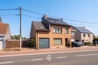MODERNE GEZINSWONING IN WELLE.Doe een bod vanaf 419 000 EURWelkom in dit prachtige gezinshuis in Welle. Met een woonoppervlakte van 241 vierkante meter verdeeld over vier slaapkamers en twee badkamers, is er geen gebrek aan ruimte. Dankzij de grote leefruimte en open keuken, kan u steeds van de gezellige gezinsmomenten genieten, en tegelijkertijd uw culinaire creativiteit de vrij loop laten. Met 4 grote slaapkamers en 2 badkamers, geniet u van alle comfort en privacy voor het hele gezin. De tuin is, met een oppervlakte van 1.000 vierkante meter, een paradijs voor spelende kinderen. En dankzij de veranda, kan u ook in het najaar nog genieten van de buitenruimte. Als kers op de taart, zorgen de zonnepanelen voor duurzaamheid en energiebesparing. Tot slot kan u uw wagen kwijt in de garage, of op de staanplaats naast de woning. Aarzel niet en plan vandaag nog een bezoek.