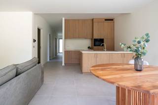 Welkom in Residentie De Grote Laak - Een warme thuis in het hart van Testelt
In het charmante Testelt vind je De Grote Laak: een kleinschalige residentie van 18 prachtige, nieuwe assistentiewoningen te koop, gebouwd door familiebedrijf Dockx.
- Prachtige flats -
Ontworpen met oog voor licht, ruimte en aangenaam wonen. Deze instapklare woningen met 1 of 2 slaapkamers bieden 72 m² tot 124 m² aan wooncomfort. Ook buiten is het heerlijk vertoeven. De ruime, zonnige terrassen tot maar liefst 63 m² vormen een heerlijke verlenging van je woning en bieden alle ruimte om in alle rust van het buitenleven te genieten.
Wat De Grote Laak écht bijzonder maakt? Elke woning heeft een eigen privé-buiteningang. Geen lange gangen of het gevoel van een klassiek assistentiewoningencomplex, maar vooral extra privacy, vrijheid en het warme gevoel van écht thuiskomen.
- Tarieven assistentiewoning -
Een stijlvolle nieuwbouwwoning met 1 slaapkamer is beschikbaar vanaf € 275.494 excl. kosten. Voor een woning met 2 slaapkamers starten de prijzen vanaf € 334.871 excl. kosten.
Inbegrepen in de vaste diensten:
- Oproepsysteem met permanentie van Z-Plus
- Organisatie van crisis- en overbruggingszorg door Z-plus
- Begeleiding door woonassistent
- Organisatie van supplementaire zorg en diensten
- Gebruik van gemeenschappelijke ruimtes
- Videoparlofoon
Er is ook een mogelijkheid tot het kopen van een ondergrondse parking en/of berging.
- Zorg en welzijn -
De woonassistent fungeert als vast aanspreekpunt. Hij verwelkomt jou en maakt je wegwijs in het gebouw. Een vertrouwd gezicht dat vaak ter plaatse aanwezig zal zijn en steeds bereikbaar is voor vragen en bezorgdheden.
Voor de professionele ondersteuning vonden we in Z-Plus de ideale partner die dezelfde visie deelt. Zij bemannen dag en nacht de noodcentrale met een gespecialiseerd team. Zo is hulp nooit ver weg wanneer je die nodig hebt.
De ruime assistentiewoningen hebben alle wooncomfort voor actieve senioren en zijn onmiddellijk beschikbaar.
- Locatie: Rinusveld 2-16 te Testelt
- Centrale rustige ligging
- Oppervlaktes van 72m² tot 124m²
- Ruime terrassen (gemiddeld 30m²)
- Erkend door Agentschap Zorg&Gezondheid
- 12% BTW + vrijstelling OV voor 10 jaar
- Startprijzen excl. kosten vanaf €275.000,-
Hebben wij je interesse gewekt? Neem dan snel contact met ons op!
jolien@dockx.com
+32 14 37 75 73