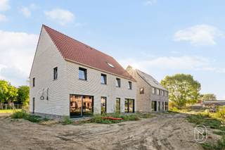 <p>Aan de rand van Harelbeke, op een rustige en groene locatie met vlotte verbinding naar Kortrijk, verrijst een nieuw woonproject met 26 kwaliteitsvolle woningen. Deze eigentijdse verkaveling brengt het beste van twee werelden samen: een ontspannen, residentiële omgeving en een uitstekende bereikbaarheid van scholen, winkels en belangrijke uitvalswegen.<br /><br /><strong>Hedendaags en energiezuinig wonen</strong><br /><br />De woningen, zowel halfopen als rijwoningen, worden gebouwd volgens de huidige energienormen en uitgerust met moderne technieken zoals ventilatie D, vloerverwarming, warmtepomp en zonnepanelen. Hierdoor geniet je van een duurzame, comfortabele en energiezuinige thuis die klaar is voor de toekomst.<br /><br />Met bewoonbare oppervlaktes tussen de 122 en 162 m² en standaard vier slaapkamers biedt elke woning een doordachte indeling waarbij leefruimte, licht en functionaliteit centraal staan. Een carport bij elke woning en een grote, centrale groenzone binnen de verkaveling vormen extra troeven voor wie houdt van ruimte en rust.<br /><br /><strong>Een thuis die bij je past</strong><br /><br />De woningen worden volledig afgewerkt en bieden ruime keuzemogelijkheden in materialen en afwerking. Hierdoor kun je je nieuwe woonst vormgeven in de stijl die bij jou past, binnen het comfort van een sleutel-op-de-deur aanpak.<br /><br /><strong>Ideaal voor gezinnen en rustzoekers</strong><br /><br />Dankzij de kindvriendelijke omgeving, de groene invulling van het project en de perfecte balans tussen rust en nabijheid van stedelijke voorzieningen, is dit woonproject ideaal voor gezinnen, starters en iedereen die waarde hecht aan hedendaags wooncomfort in een aangename, open buurt.<br /><br /><span><strong>6% BTW mogelijk voor lot 16 &amp; 17!</strong></span><br /><br />Indien u vrijblijvend een bezoek wenst aan het project, neem dan zeker contact met Immo Beguin via emiel@immobeguin.be</p>