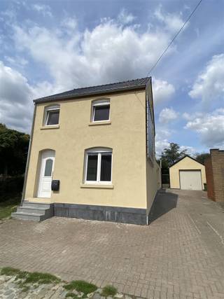 Gerenoveerde instapklare woning met ruim terras en garage – Rustige ligging vlakbij centrum Sint-Truiden Bent u op zoek naar een charmante,...