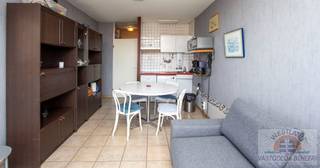 Bent u op zoek naar een appartement dat u volledig naar eigen smaak kunt opfrissen? Dan is dit verzorgde 1-slaapkamerappartement zeker een bezoek waard.<br />Gelegen in een nette en goed onderhouden residentie geniet dit appartement van een aangename lichtinval, wat zorgt voor een ruim en gezellig gevoel. Dankzij de praktische indeling biedt het bovendien de mogelijkheid om een extra slaaphoek te creëren, waardoor het appartement plaats kan bieden aan meerdere personen. Dit maakt het bijzonder interessant als investering voor vakantieverhuur, maar uiteraard ook ideaal als eigen verblijf of tweede verblijf aan zee.<br />Als extra troef is er de mogelijkheid om een garage afzonderlijk bij aan te kopen, wat zorgt voor extra comfort en een belangrijke meerwaarde.<br />Troeven:<br />- Verzorgde residentie<br />- Veel natuurlijke lichtinval<br />- Op te frissen naar eigen smaak<br />- Mogelijkheid tot creëren van een slaaphoek<br />- Interessant voor vakantieverhuur of eigen gebruik<br />- Garage afzonderlijk bij aan te kopen<br />Bent u op zoek naar een appartement met tal van mogelijkheden? Contacteer ons vandaag nog voor meer informatie of een bezoek ter plaatse.
