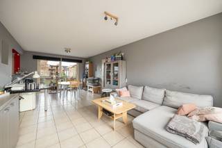 <p><span>Découvrez cet appartement au rez-de-chaussée, prêt à l'emploi, dans un quartier très calme près de Louvain. Vous entrez par un hall d'entrée agréable avec un placard intégré. La salle de séjour lumineuse offre à la fois un coin salon confortable et un coin repas et communique avec la cuisine pratique, équipée de plaques de cuisson, d'un lave-vaisselle, d'un évier, d'un réfrigérateur et de nombreux placards.</span></p><p><span>Une pièce de rangement séparée, pouvant accueillir un lave-linge et un sèche-linge, est située à côté, idéale pour un rangement supplémentaire. L'appartement dispose de deux chambres de taille normale et d'une salle de bains avec baignoire/douche, toilettes et lavabo.</span></p><p><span>À l'extérieur, vous pourrez profiter d'une terrasse couverte et d'un jardin privé. Il y a également un garage privé. L'appartement est actuellement loué.</span></p><p><span>Vous cherchez un appartement prêt à être emménagé ou un bien d'investissement ? Contactez-nous au 016 15 31 15 ou à info@immolivit.be.</span></p>