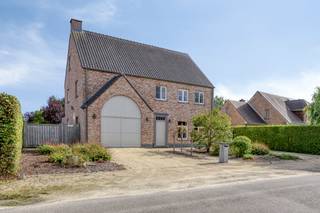 <p><br /></p><p><strong>Open bebouwing in Baal (Tremelo), gelegen in een rustige en groene woonomgeving.</strong></p><p><br /></p><p>Deze hoogwaardig afgewerkte en perfect onderhouden woning uit 2013 combineert kwalitatieve materialen met een praktische indeling en aangenaam wooncomfort. De open bebouwing bevindt zich in een landelijke omgeving nabij scholen, ideaal voor gezinnen die ruimte en rust zoeken. Met 4 slaapkamers biedt deze woning voldoende plaats voor het hele gezin. De lichtrijke leefruimtes sluiten mooi aan op de ruime tuin, waar u in alle privacy kan genieten van het buitenleven. Dankzij het gunstige EPC-label A woont u bovendien energiezuinig.</p><p><br /></p><p><strong>Belangrijkste ruimtes</strong>:</p><p>• Ruime woonkamer met veel lichtinval en directe connectie naar terras en tuin</p><p>• Volledig uitgeruste keuken</p><p>• 4 volwaardige slaapkamers met comfortabele indeling</p><p>• Een badkamer met inloopdouche, ligbad en dubbele wastafel in meubel</p><p>• Wasplaats met inloopdouche en wastafel in meubel</p><p>• Dressing met ingebouwde kasten</p><p>• Garage voor wagen en opslag</p><p>• Terras aansluitend aan de tuin met overkapping</p><p>• Gezellig ingerichte tuin met tuinopberging</p><p><br /></p><p><strong>Troeven</strong>:</p><p>• Rustige ligging in een residentiële en landelijke omgeving</p><p>• 4 slaapkamers en comfortabele gezinsindeling</p><p>• Afwerking met kwalitatieve materialen en energiezuinig EPC-label A</p><p><br /></p><p>Neem vandaag nog contact op voor een bezoek aan deze woning in Tremelo.</p><p>JOUW DROOMHUIS. ZO GEVONDEN!</p>