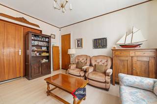 <p>Op een toplocatie nabij bruisende centrum van Oostende bevindt zich dit te renoveren appartement met 1 slaapkamer. Dankzij de centrale ligging geniet u van een uitstekende bereikbaarheid en bevinden winkels, restaurants, openbaar vervoer en andere voorzieningen zich op wandelafstand. Dit appartement biedt een uitstekende kans voor wie op zoek is naar een renovatieproject dat volledig naar eigen smaak en wensen kan worden ingericht. Het appartement maakt deel uit van een karaktervol gebouw in herenhuisstijl, met een stijlvolle en charmante gevel die het pand een unieke uitstraling geeft.Bent u op zoek naar een appartement met potentieel op een uitstekende locatie? Aarzel dan niet en ontdek zelf de mogelijkheden die dit pand te bieden heeft.</p>