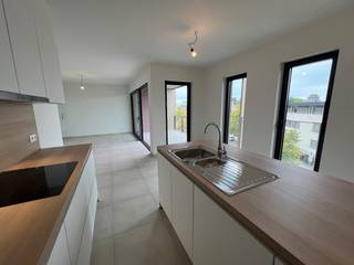 Volledig instapklaar nieuwbouw appartement (opp. 83,12 m²) met terras (opp. 13,97 m²), gelegen op de derde verdieping. Dit appartement bevindt zich op een absolute toplocatie in Hasselt (Runkst), vlakbij de kleine ring en op een zucht van de Grote Markt en winkelstraten. Het appartement heeft als bijkomende troef het autovrij park waar alle bewoners voluit kunnen genieten van rust en prachtige zichten over het park, en dit in een groene en gemoedelijke woonomgeving.<br /><br />INDELING<br />* Inkomhal met apart toilet en ruimte voor vestiaire, toilet, badkamer, berging, lichtrijke leefruimte dewelke toegang verleent tot het ruime terras, volledig geïnstalleerde keuken met eethoek, badkamer en 2 slaapkamers.<br />* Autostaanplaats en kelder voorzien en inbegrepen in de prijs. <br /><br />Maandelijkse algemene kosten van €100,00 per maand.<br /><br />Voor meer info of een bezichtiging, bel 011 22 19 17. Bekijkt u deze advertentie via een aanverwante vastgoedsite, surf dan naar onze website www.limburgsvastgoed.be voor een uitgebreide beschrijving en foto's.