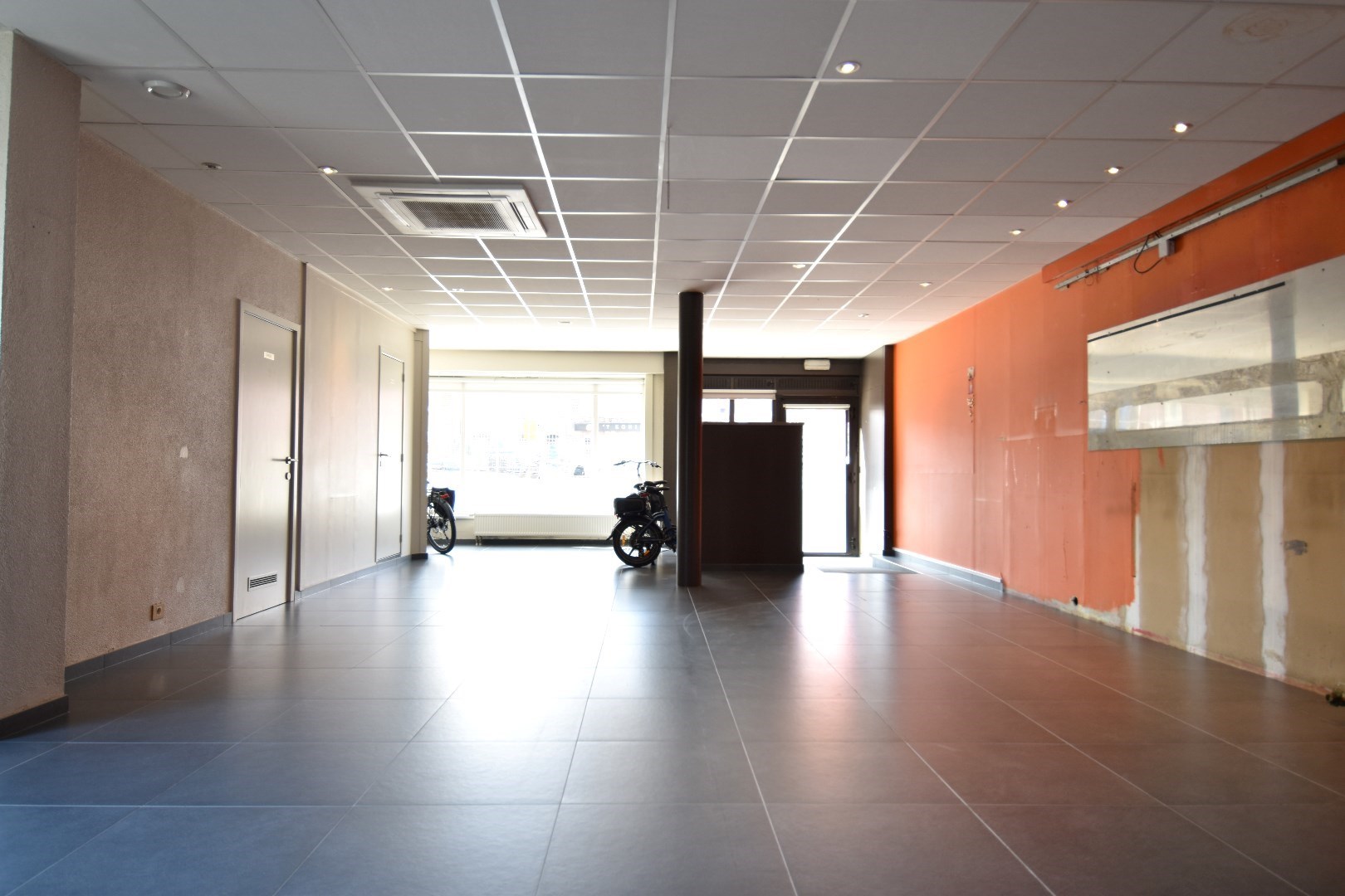 Handelspand op commerciële ligging met bovenliggend 3-slaapkamer appartement te Bissegem - foto 3