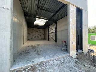 Deze kwalitatieve nieuwbouwunit (Unit 18) is gelegen in de Sarosstraat te Berlare en heeft een oppervlakte van 125,5 m².<br />De unit is geschikt voor diverse toepassingen zoals opslag, magazijn, productie en groothandel.<br /><br />De bedrijfsunit beschikt over een volledige vrije overspanning en is opgebouwd met duurzame materialen zoals een steeldeck dakconstructie, geïsoleerde buitenwanden en betonnen scheidingswanden. Verder is de unit uitgerust met een onderhoudsvriendelijke polierbetonvloer, een lichtstraat met RWA-koepel en een ruime sectionaalpoort van 4 meter breed en 4,5 meter hoog. Daarnaast is er ook een aparte inkomdeur met raampartij voorzien.<br /><br />Op technisch vlak is de unit volledig uitgerust met onder andere drijfkracht 40A, stadswater, internetaansluiting en aansluiting op een regenwater- en septische put. Ledverlichting en enkele stopcontacten worden standaard voorzien. Sanitair is eveneens mogelijk.<br /><br />Extra troeven:
<ul>
<li>2 privatieve parkeerplaatsen inbegrepen</li>
<li>extra parkingzone met laadpalen aanwezig op de site</li>
<li>algemene brandcentrale aanwezig</li>
<li>vlot bereikbaar</li>
<li>Algemene kosten: €40/maand</li>
<li>Beschikbaar vanaf 1 september 2026</li>
</ul>
Ideale bedrijfsunit voor ondernemers die op zoek zijn naar een moderne en functionele ruimte op een strategische locatie.