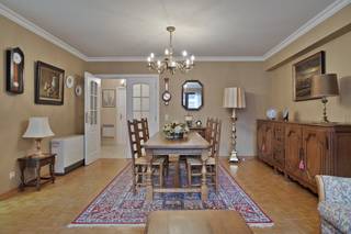 Dit instapklare appartement van 96 m² is rustig gelegen in het centrum van Izegem, nabij de Sint-Tillokerk, en combineert een...