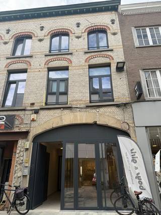 <strong>Bezoeken? ENKEL OP AFSPRAAK via: stephanie@immodelestre.be</strong><br />Dit moderne <strong>COMPLEET VERNIEUWD (1E VERDIEP) energiezuinig app.</strong> bevindt zich in de Kattestraat, pal in het centrum van Aalst in een kleinschalig rustig gebouw met slechts één andere medebewoner. Dankzij de centrale ligging zijn winkels, horeca en andere voorzieningen vlot te voet bereikbaar. Er is geen lift aanwezig. <strong>Dit app. omvat: </strong>een inkomhal, een ruime woonkamer met open en volledig ingerichte keuken, twee slaapkamers, ruime berging, een afzonderlijk toilet en een moderne badkamer met inloopdouche, regendouche en lavabomeubel. Achteraan beschikt het appartement over<strong> een aangenaam en zonnig terras.</strong> Bij de renovatie werd bijzonder veel aandacht besteed aan kwaliteit, comfort en energiezuinigheid. Zo is het appartement uitgerust met vloerverwarming, een warmtepomp, videofoon en hoogrendementsbeglazing én een gemeenschappelijke fietsenberging op het gelijkvloers.<strong> EPC-score: A++ – een uitstekende energieprestatie en dus bijzonder energiezuinig.<br />Huurprijs: € 925 per maand. Gemeenschappelijke kosten: 25 euro per maand. Onmiddellijk beschikbaar. Elektriciteit conform. </strong>