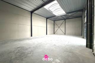 In Moen bieden wij dit nieuwbouwmagazijn aan met een totale oppervlakte van 197 m². Het magazijn heeft een breedte van 18 meter en een diepte van...