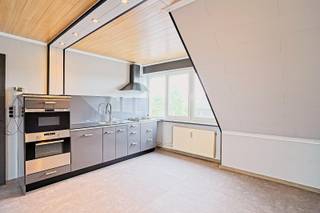 Bent u op zoek naar een betaalbare woning zonder vaste kosten? Dan is dit charmante 1-slaapkamerappartement op de zolderverdieping precies wat...