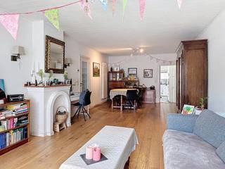 INDELINGGELIJKVLOERSInkomhal ca. 9 m² - grijze keramische tegelvloerLiving ca. 34 m² - planken parket - schouwKeuken ca. 10 m² - grijze keramische...