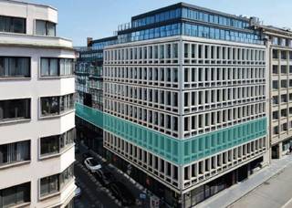 Het Royal Green House biedt 6.000m² moderne werkruimte verdeeld over 7 verdiepingen en ligt in het centrum van de stad dicht bij de belangrijkste federale en regionale instellingen zoals het federale parlement en het Vlaamse parlement. Het gebouw is bereikbaar met het openbaar vervoer en er is voldoende parkeergelegenheid. Er zijn renovaties uitgevoerd om zoveel mogelijk natuurlijk licht en groen binnen te brengen, zodat het een aangename plek is om te werken. Een ideale kans voor bedrijven die op zoek zijn naar moderne kantoren in het centrum van Brussel!<br />Op de 2e verdieping komen een gemeenschappelijke ruimte en verschillende vergaderzalen.<br />De 2e verdieping zal toegankelijk zijn via een privé-ingang met lift en via een onafhankelijke toegang aan de Koningsstraat.<br />Het terras op de 1e verdieping is volledig uitgerust en toegankelijk voor alle huurders.<br /><br />Overdekte parkeerplaats: 1.750 Euro/plaats/jaar (verhouding: 1/125m²).