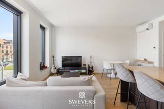 Voor meer info en foto’s, surf naar www.swevers.be – Dit instapklare appartement op de tweede verdieping aan de Erasme Ruelensvest 193/2.01 in Leuven biedt 62 m² wooncomfort op een uitstekend bereikbare locatie vlak bij het centrum. De praktische indeling, energiezuinige kenmerken en verzorgde afwerking maken dit een interessante keuze voor wie comfortabel wil wonen zonder grote werken. De lichtrijke leefruimte van 26,57 m² biedt plaats voor een gezellige zit- en eethoek. Aansluitend vindt u een functionele open keuken van 6,75 m², met daarnaast een handige berging met aansluiting voor wasmachine en droogkast. Het appartement beschikt over één ruime slaapkamer van 13,03 m² met airco, ideaal voor extra comfort tijdens warme dagen. Verder zijn er een centraal gelegen badkamer, een apart toilet en een overzichtelijke circulatie zonder verloren ruimte. Ook de airco in de leefruimte en de parlofoon verhogen het dagelijkse gebruiksgemak. De ligging is een absolute troef: Leuven-centrum ligt vlakbij, met restaurants op 160 meter, winkels op 400 meter, ontspanning op 450 meter, scholen op amper 96 meter en openbaar vervoer op ongeveer 400 meter. Dankzij de vlotte verbinding met de snelwegen op 3,3 kilometer is dit appartement ook interessant voor pendelaars. Een comfortabele, instapklare woonst met slimme indeling en topligging in Leuven. Voor meer informatie, bel 011 255 155. Bron bewoonbare oppervlakte: EPC – verslag.