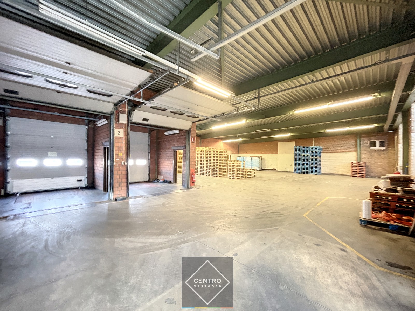 Instapklaar BEDRIJFSGEBOUW bestaande uit MAGAZIJNEN (2.400m²) met 2 laadkaden, 2 sectionaalpoorten en instapklare KANTOREN op industriezone "Herdersbrug" te Brugge - foto 4