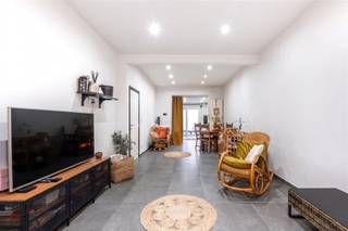 <p>Volledig gerenoveerde gezinswoning met 4 ruime slaapkamers en EPC B</p><p>Deze volledig gerenoveerde gezinswoning aan de Boomsesteenweg 318 in Antwerpen combineert ruimte, energiezuinigheid en een centrale ligging. Met vier volwaardige slaapkamers, een EPC B, een nieuw dak, een nieuwe verwarmingsinstallatie, een gemoderniseerde badkamer en keuken en een conforme elektrische installatie is deze woning volledig instapklaar.</p><p>De woning beschikt over vier ruime slaapkamers. De gemoderniseerde keuken en badkamer zorgen voor hedendaags wooncomfort, terwijl het nieuwe dak, de nieuwe verwarmingsinstallatie en het gunstige EPC B-label bijdragen aan een energiezuinige en zorgeloze woonervaring.<br />Achteraan bevindt zich een onderhoudsvriendelijke koer.</p><p>De centrale ligging vormt een extra troef. De woning bevindt zich vlak bij de A12, de Antwerpse Ring, de Abdijstraat met haar uitgebreide winkelaanbod en het Kielpark. Ook scholen, openbaar vervoer en andere dagelijkse voorzieningen liggen in de onmiddellijke omgeving.</p><p><strong><u>Indeling</u></strong><br />- Gelijkvloers: inkomhal, leefruimte, gemoderniseerde keuken, badkamer en koer.<br />- Eerste verdieping: twee ruime slaapkamers.<br />- Tweede verdieping: twee ruime slaapkamers.</p><p><strong><u>Troeven</u></strong><br />- Centrale ligging<br />- EPC B<br />- Vier ruime slaapkamers<br />- Nieuw dak<br />- Nieuwe verwarmingsinstallatie<br />- Conforme elektrische installatie<br />- Volledig gerenoveerd en instapklaar</p><p>Interesse? Neem gerust contact op voor meer informatie of een bezichtiging: <strong>info@markasa.be</strong> of <strong>03/827.72.92</strong></p>