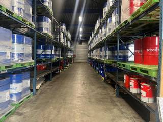 - magazijn 1.900m²<br />- klein kantoor 50m²<br />- geheel kan opgedeeld worden in 2 units<br />1. 950m² + 25m² met 2 sectionaal poorten<br />2. 950m² + 25m² met 1 sectionaal poort en een spuitcabine<br />- nabij de A12