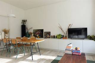 <p><span>GAND - Muinkkaai 6/101 : Vous recherchez </span><span>un appartement aux finitions soignées avec vue sur l'eau</span><span> </span><span>à louer à Gand ?</span><span> Alors lisez vite la suite.</span></p><p><span> </span></p><p><span>Les principaux atouts :</span></p><ul><li><span>Un emplacement de choix, à quelques pas du cœur de Gand</span></li><li><span>De superbes finitions</span></li><li><span>Espaces de vie lumineux</span></li><li><span>Local à vélos et local à poubelles disponibles dans l'immeuble</span></li></ul><p><span> </span></p><p><span>Agencement :</span></p><p><span>Pièce à vivre avec cuisine ouverte équipée (plaque de cuisson, hotte, réfrigérateur avec compartiment congélateur, lave-vaisselle, four combiné), chambre spacieuse avec placards intégrés, débarras avec raccordement pour lave-linge, WC séparé et salle de bains équipée d'une douche et d'un lavabo. L'appartement est équipé de spots encastrés dans chaque pièce. Local à vélos et à poubelles disponible. </span></p><p><span> </span></p><p><span>Informations importantes :</span></p><p><span>Disponible à partir du : 01/01/2027. Domicile obligatoire.</span></p><p><span>Loyer : € 1 500 + €150 de charges. EGW (électricité, gaz et eau) à régler séparément. </span></p><p><span>PEP : B (145 kWh/m² par an)</span></p><p><span> </span></p><p><span>Cet appartement vous intéresse ? Demandez vite une visite via notre site web www.axellenaerts.be !</span></p><p><span> </span></p><p><span> </span></p>